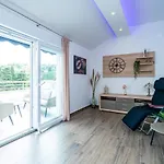 Veliki Dvoetazni Apartman S Parkingom