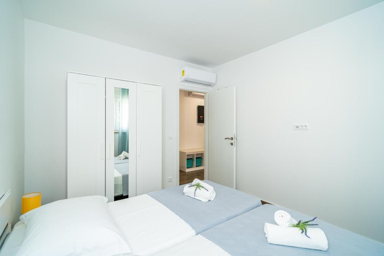 Veliki Dvoetazni S Parkingom Apartment