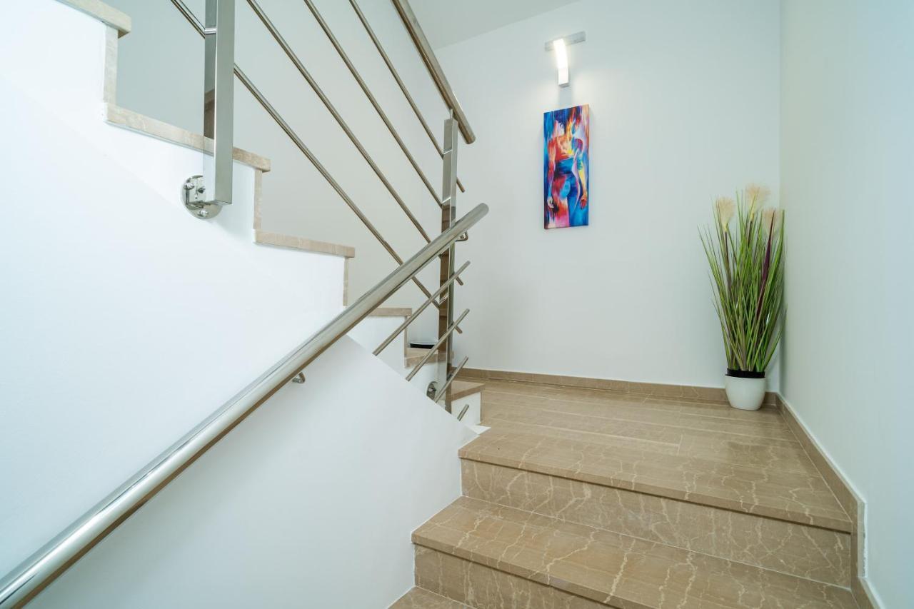 Veliki Dvoetazni S Parkingom Apartment *